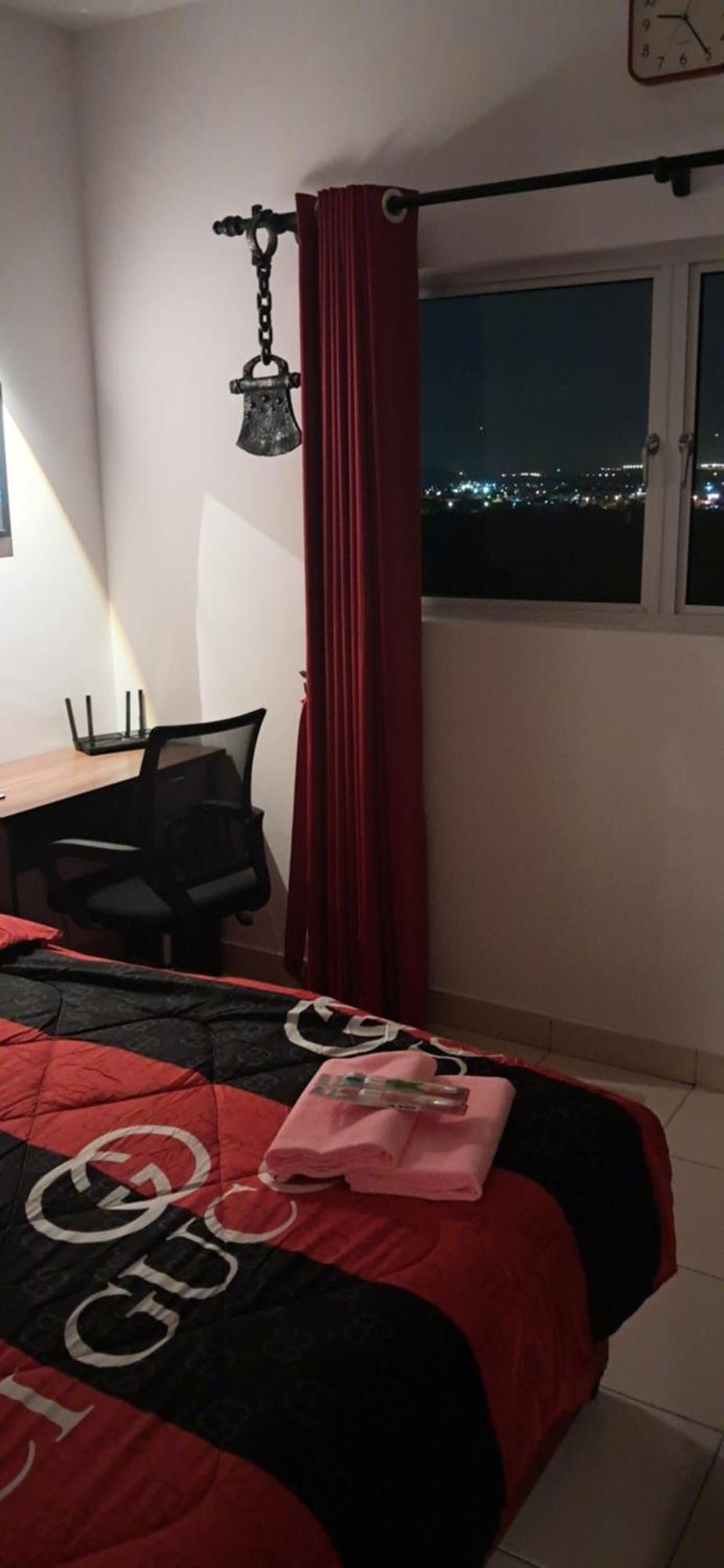 The Red Room Alanis Residence Сепанг Екстериор снимка
