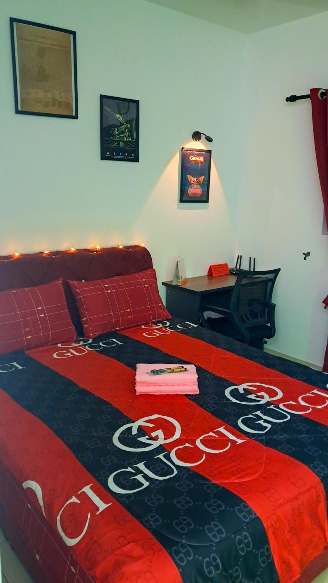 The Red Room Alanis Residence Сепанг Екстериор снимка