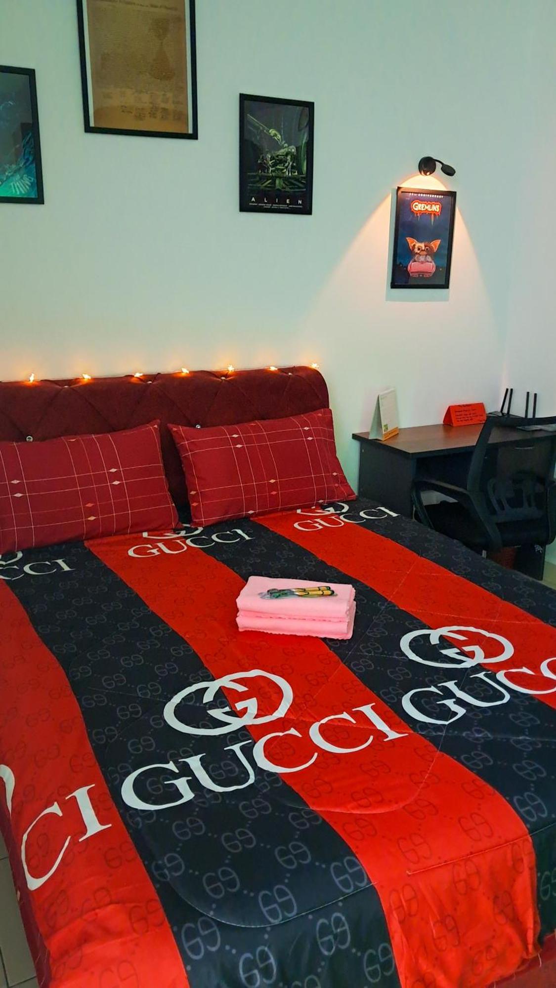 The Red Room Alanis Residence Сепанг Екстериор снимка